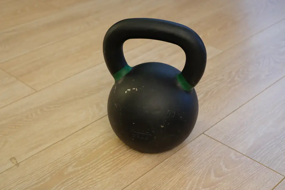 Kettlebell posée sur un parquet clair